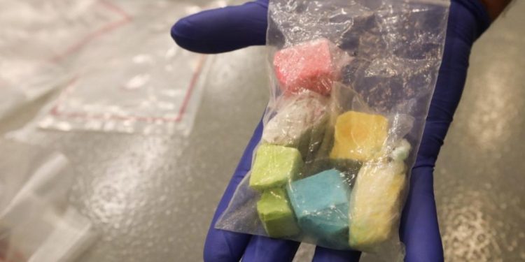 Los precursores de fentanilo, explicó, ingresan principalmente a través de paquetería aérea en cantidades reducidas, lo que dificulta su detección. / Foto: DEA.