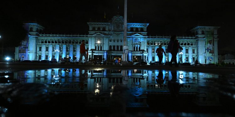 El turquesa representa a las personas sordas y el uso de la lengua de señas. / Foto: Byron de la Cruz.