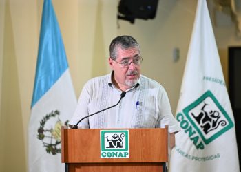 Presidente Bernardo Arévalo durante su discurso por la firma de los convenios a favor de la protección de las áreas protegidas en Petén. / Foto: Byron de la Cruz.