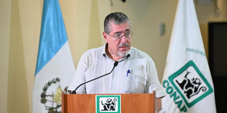 Presidente Bernardo Arévalo durante su discurso por la firma de los convenios a favor de la protección de las áreas protegidas en Petén. / Foto: Byron de la Cruz.