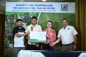 Autoridades y representantes de asentamientos durante la firma de los convenios de cooperación. / Foto: Byron de la Cruz.