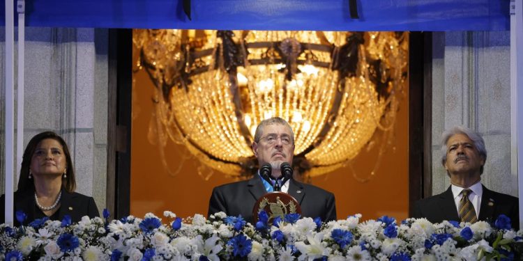 Presidente Bernardo Arévalo en los 204 años de Independencia Patria. / Foto: Gilber García.