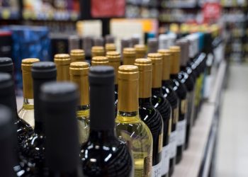 Cuestionan creencia de la "cuota de alcohol" adecuada, contraponiendo riesgos de demencia por su consumo. / Foto: OMS.