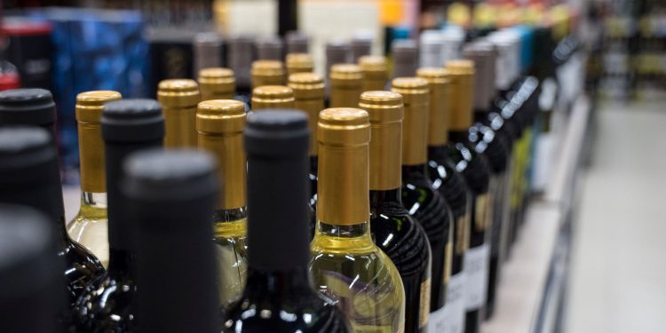 Cuestionan creencia de la "cuota de alcohol" adecuada, contraponiendo riesgos de demencia por su consumo. / Foto: OMS.