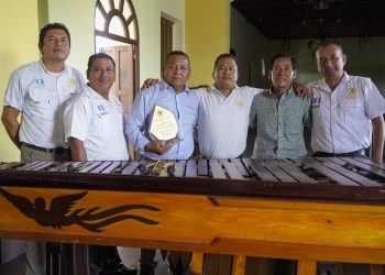 Reconocen a colaboradores por décadas de servicio y talento musical en Retalhuleu