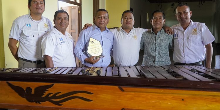 Reconocen a colaboradores por décadas de servicio y talento musical en Retalhuleu