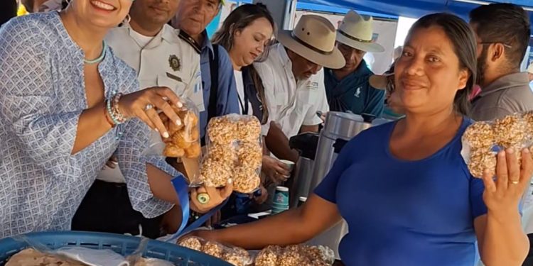 Feria del Agricultor en Yupiltepeque fortalece la economía local