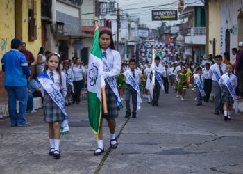 Estudiantes de nivel preprimario y primario participan en caminata cívica en Retalhuleu