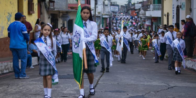 Estudiantes de nivel preprimario y primario participan en caminata cívica en Retalhuleu