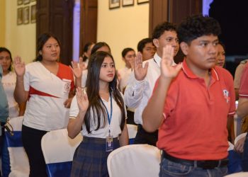 Juramentan a ciudadanos en Retalhuleu por altos méritos académicos