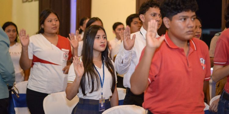 Juramentan a ciudadanos en Retalhuleu por altos méritos académicos