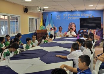 Estudiantes tienen un día de aprendizaje y acercamiento en Gobernación Departamental de Chiquimula