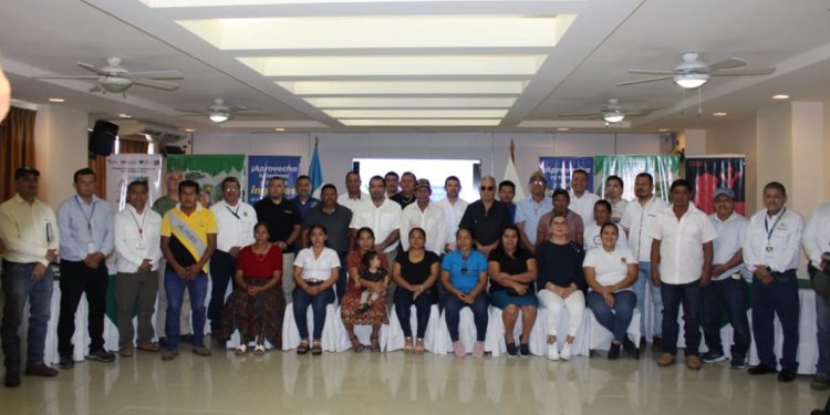 Realizan acto simbólico de pago de incentivos forestales en la Región VIII de Petén