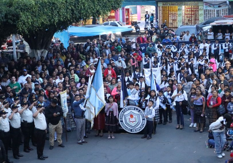 Banderas De Guatemala Y El Departamento De Sacatepéquez En El Edificio Del Ayuntamiento En Antigua | Vídeo De Stock Premium