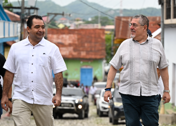 Presidente Bernardo Arévalo (derecha) junto al gobernador de Petén. / Foto: Álvaro Interiano.