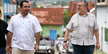 Presidente Bernardo Arévalo (derecha) junto al gobernador de Petén. / Foto: Álvaro Interiano.