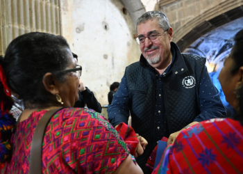 Presidente Bernardo Arévalo junto a mujeres tejedoras. / Foto: Gilber García y Byron de la Cruz.