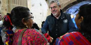 Presidente Bernardo Arévalo junto a mujeres tejedoras. / Foto: Gilber García y Byron de la Cruz.