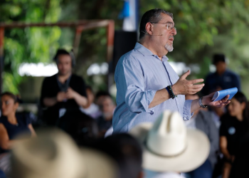 Presidente Bernardo Arévalo en diálogo con jóvenes y representantes de otros sectores sociales en Santa Rosa. / Foto: Alex Jacinto.