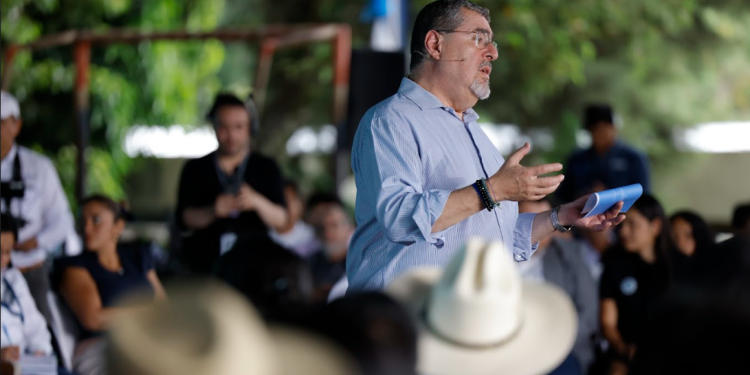Presidente Bernardo Arévalo en diálogo con jóvenes y representantes de otros sectores sociales en Santa Rosa. / Foto: Alex Jacinto.