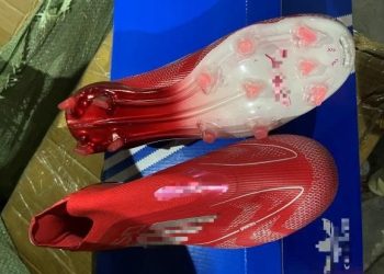 Decomisan cargamento de zapatos deportivos. / Foto: SAT.