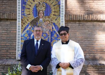 Presidente visitó la imagen de la Virgen del Rosario en el Vaticano