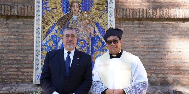 Presidente visitó la imagen de la Virgen del Rosario en el Vaticano