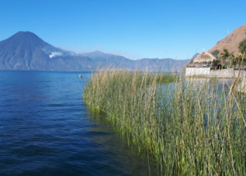 Marn identificó incumplimientos en 15 municipalidades que descargan aguas residuales en el Lago de Atitlán. (Foto: archivo)