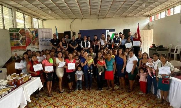 Capacitan a emprendedoras en la Unión, Zacapa, como parte del Programa Beca Artesano