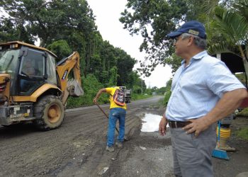 Covial realiza trabajos de mantenimiento vial en el cruce El Zarco, Santa Cruz Muluá
