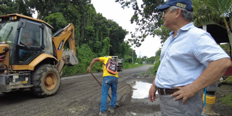 Covial realiza trabajos de mantenimiento vial en el cruce El Zarco, Santa Cruz Muluá