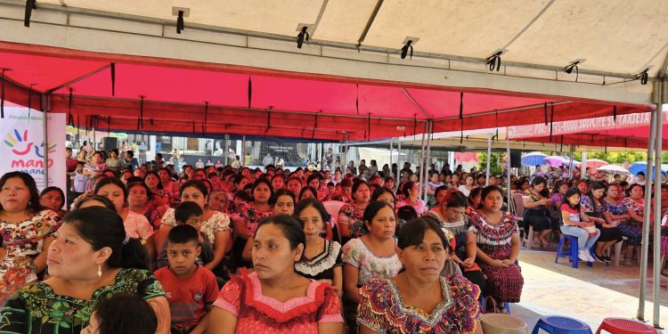 Familias de San Pablo La Laguna reciben el Bono Social para salud y educación