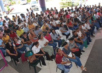 Mineduc entrega 249 contratos 021 a docentes en Escuintla