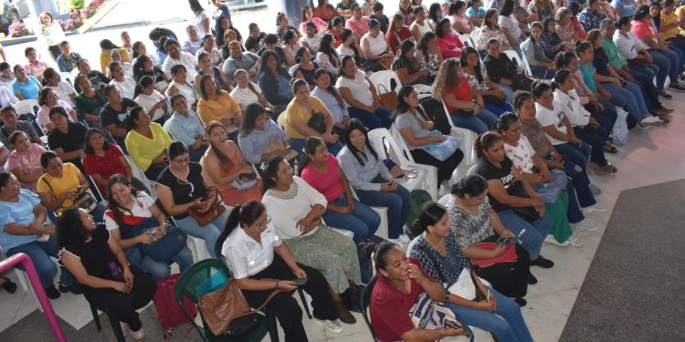 Mineduc entrega 249 contratos 021 a docentes en Escuintla