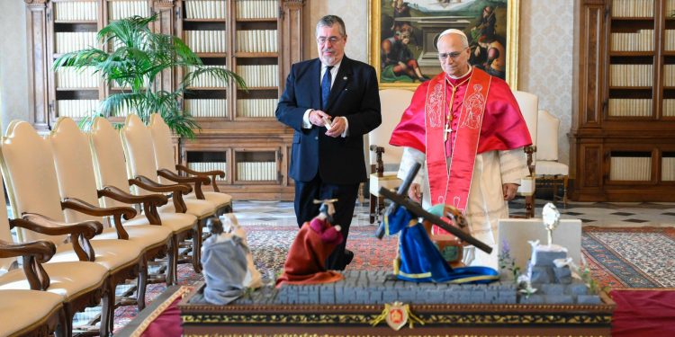 Presidente Bernardo Arévalo se reúne con el papa León XIV. / Foto: Gobierno de Guatemala.