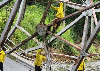Dan seguimiento a los trabajos del desmontaje del puente Brisas del Mocá