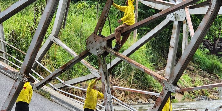 Dan seguimiento a los trabajos del desmontaje del puente Brisas del Mocá