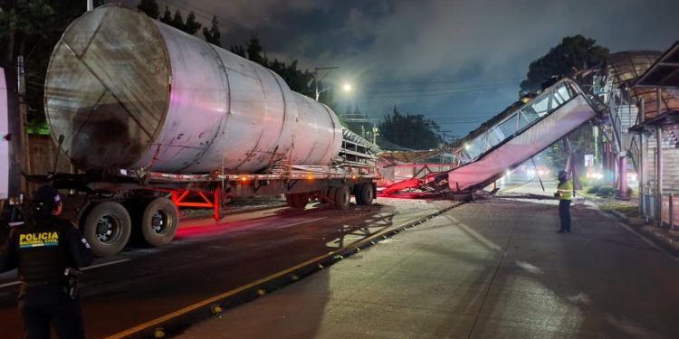 El incidente también afectó el funcionamiento del servicio de Transmetro que opera desde Centra Sur. / Foto Transmetro
