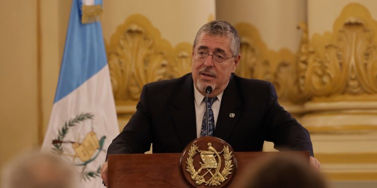 Presidente veta el Decreto 7-2025, la Ley de Fortalecimiento Financiero y Continuidad de Proyectos de Consejos de Desarrollo Urbano y Rural. / Foto: Gobierno de Guatemala.