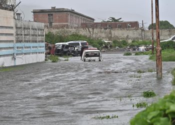 Minex sigue de cerca la situación de guatemaltecos en el Caribe ante el paso del huracán Melissa. / Foto: EFE.