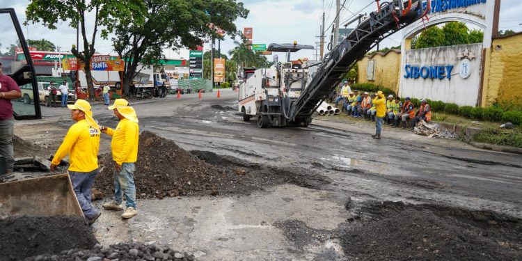 Mantenimiento vial en el cruce hacia Aldea San Luis, San Sebastián