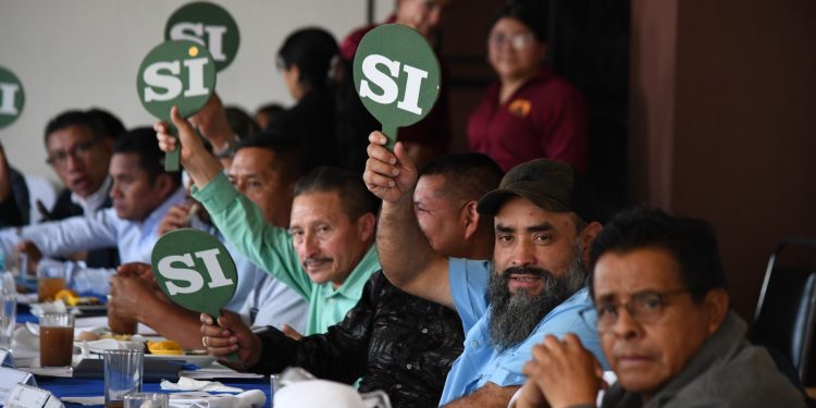 Seguimiento de los avances de proyectos y certificaciones municipales en Huehuetenango