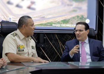 Los ministros de la Defensa, Herry Sáenz, y de Gobernación, Marco Antonio Villeda, durante la reunión sobre proceso administrativo para la construcción de cárcel de máxima seguridad.