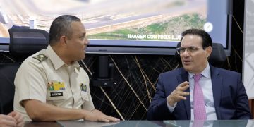 Los ministros de la Defensa, Herry Sáenz, y de Gobernación, Marco Antonio Villeda, durante la reunión sobre proceso administrativo para la construcción de cárcel de máxima seguridad.