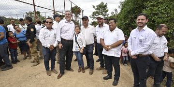 El presidente Bernardo Arévalo conversa con pobladores de San Juan Ermita, Chiquimula, durante recorrido por tramo de Rutas para el desarrollo.