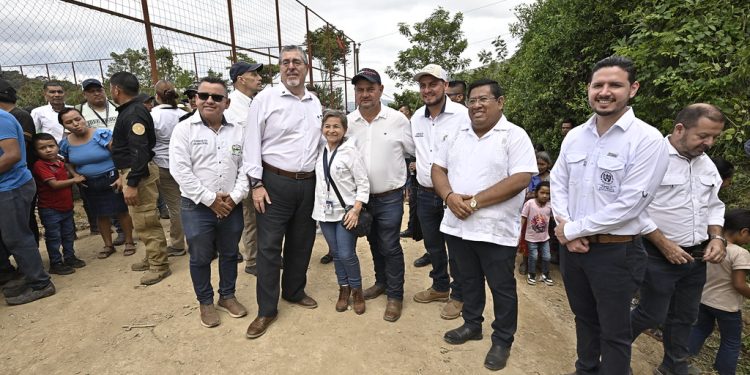 El presidente Bernardo Arévalo conversa con pobladores de San Juan Ermita, Chiquimula, durante recorrido por tramo de Rutas para el desarrollo.