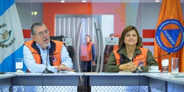 El presidente Bernardo Arévalo y la vicepresidenta Karin Herrera, durante conferencia de prensa en la Conred sobre los daños a causa de las lluvias.