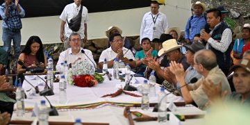 El presidente Bernardo Arévalo, durante su reunión con autoridades ancestrales de la comunidad maya chortí, en Chiquimula.