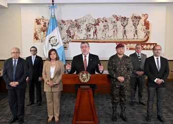 El presidente Arévalo, junto a la visepresidenta y otros funcionarios, durante el mensaje a la Nación por la crisis en seguridad.