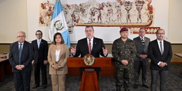 El presidente Arévalo, junto a la visepresidenta y otros funcionarios, durante el mensaje a la Nación por la crisis en seguridad.